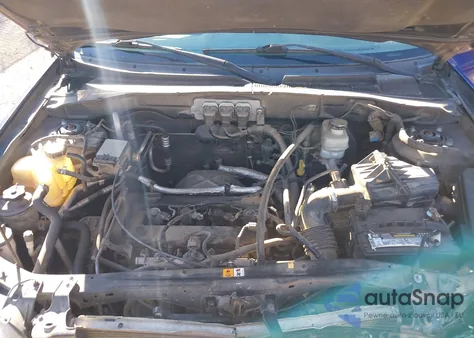 2005 Ford Escape Xls z USA, uszkodzony, nr VIN 1FMYU02Z85KD28650